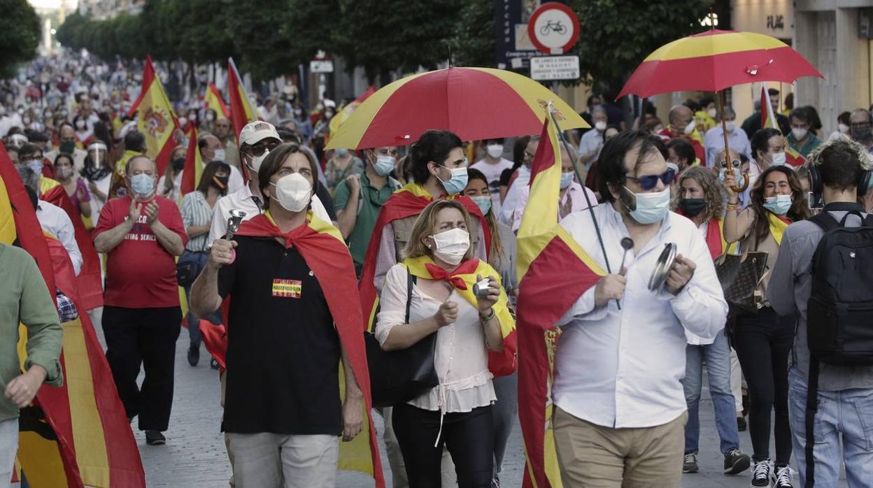 Nueva cacerolada de protesta contra Pedro Sánchez en Sevilla