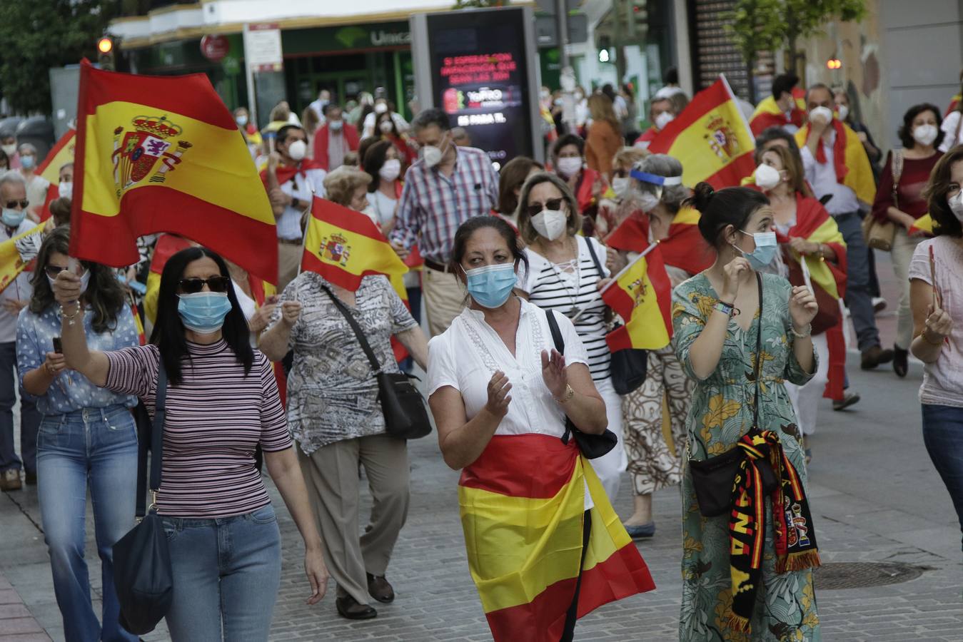 Nueva cacerolada de protesta contra Pedro Sánchez en Sevilla