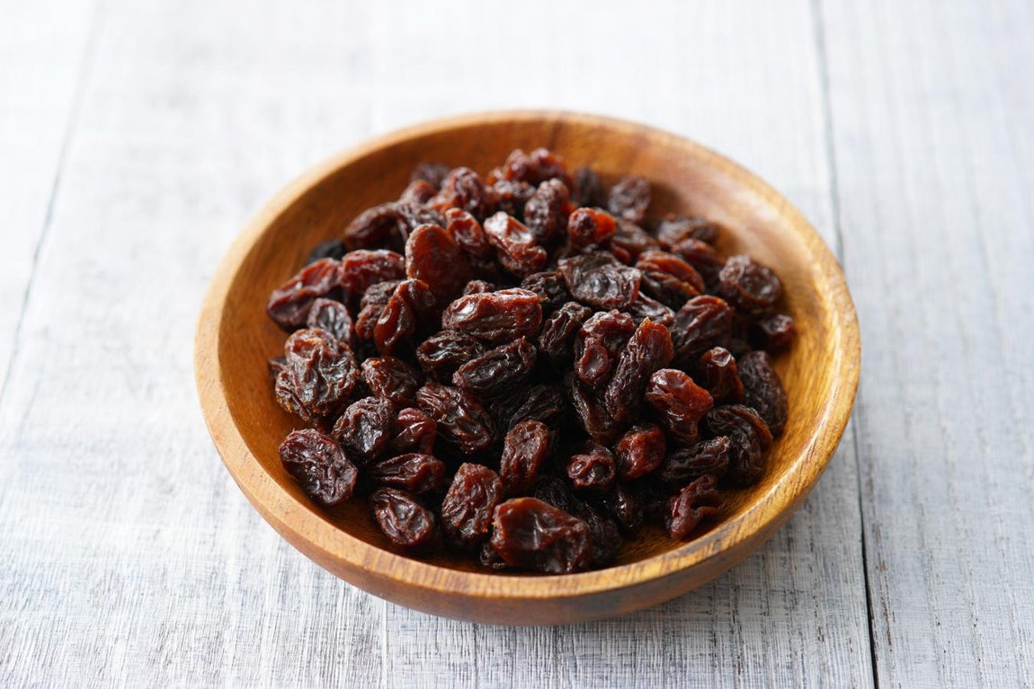 Pasas. Las pasas son una fruta seca, y este grupo de alimentos también están llenos de betacarotenos. La ingesta de betacarotenos ayuda a prevenir también el empeoramiento de artrosis.