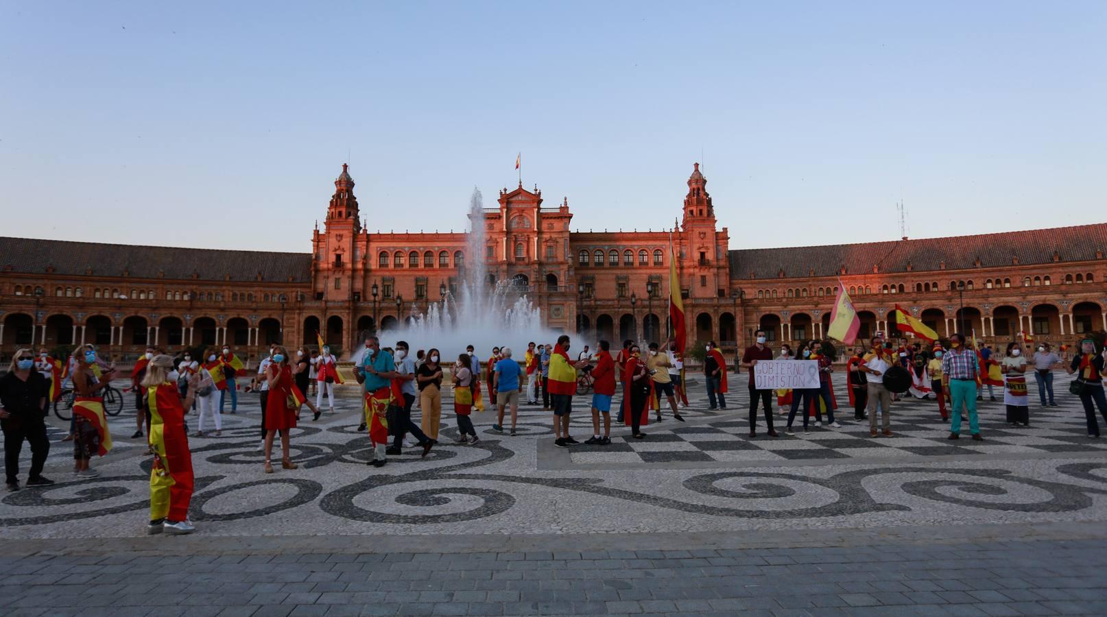 La cacerolada de Sevilla llega a la Plaza de España