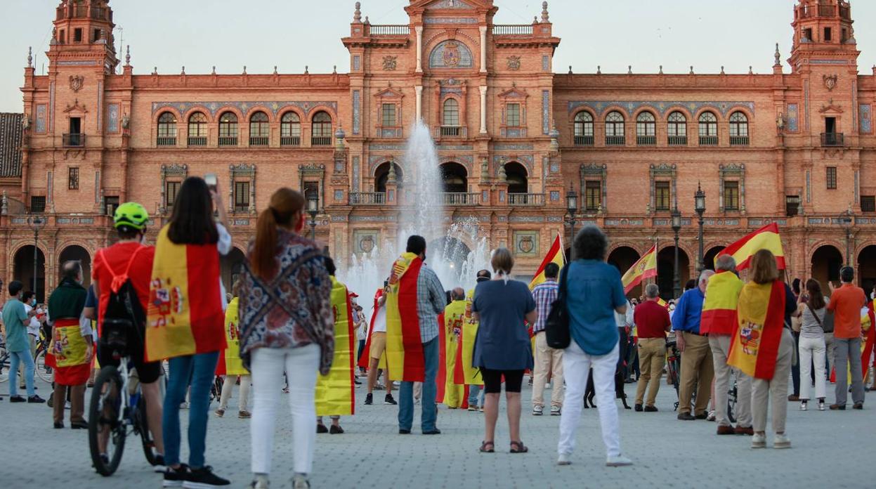 La cacerolada de Sevilla llega a la Plaza de España