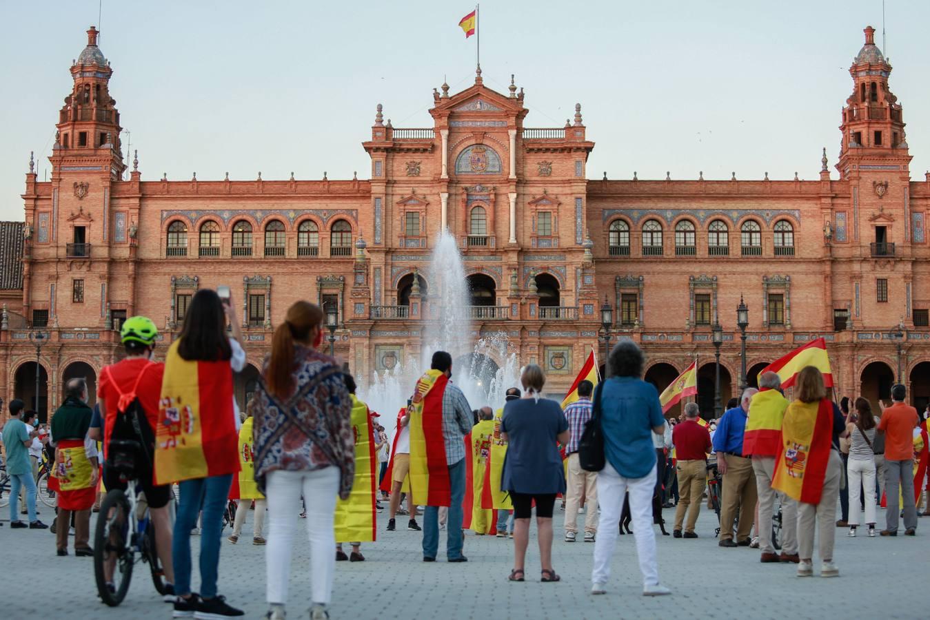 La cacerolada de Sevilla llega a la Plaza de España