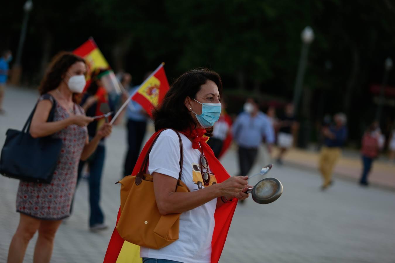 La cacerolada de Sevilla llega a la Plaza de España