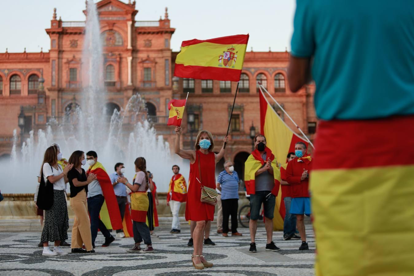 La cacerolada de Sevilla llega a la Plaza de España