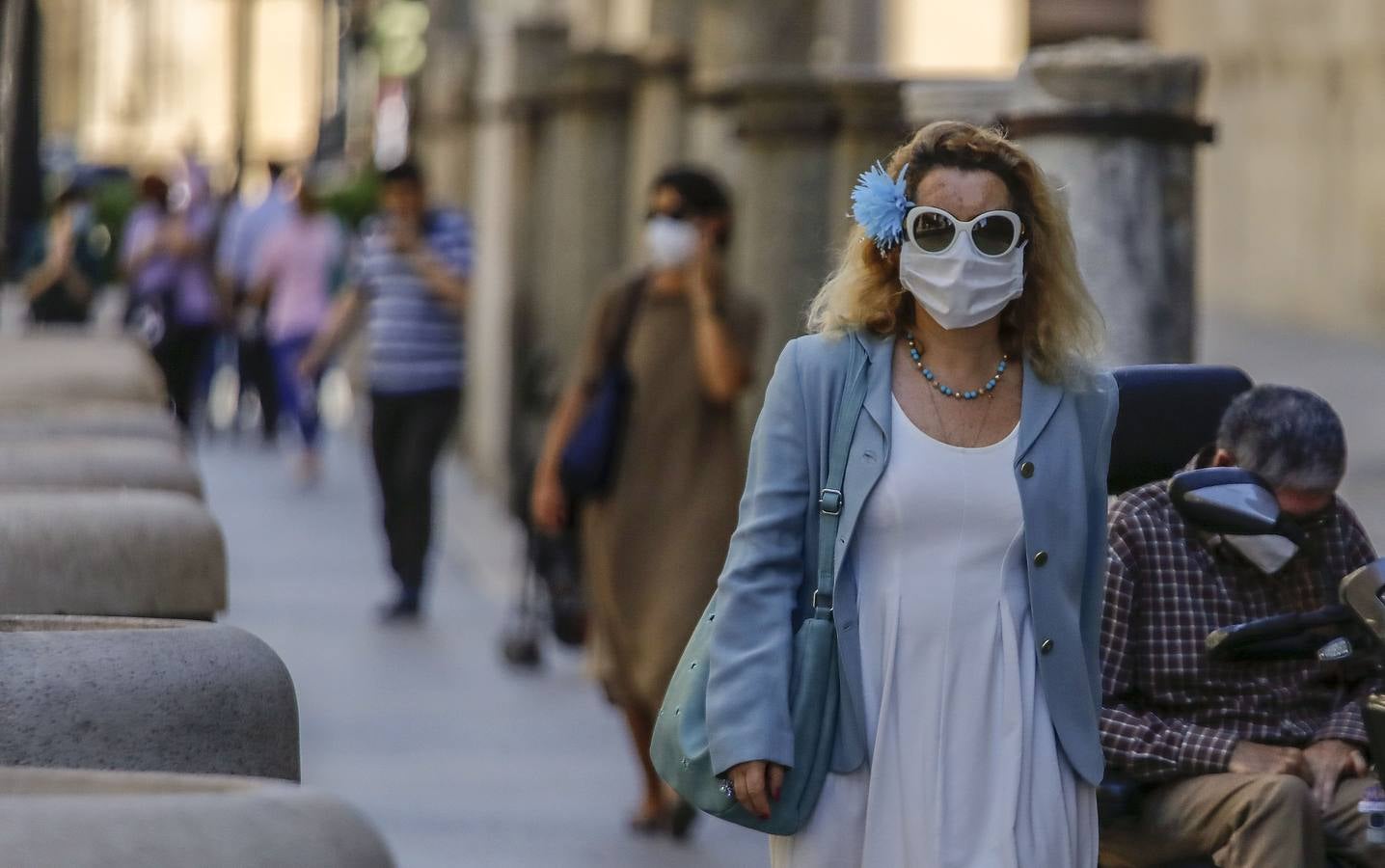 En imágenes, los sevillanos «se acostumbran» a la mascarilla