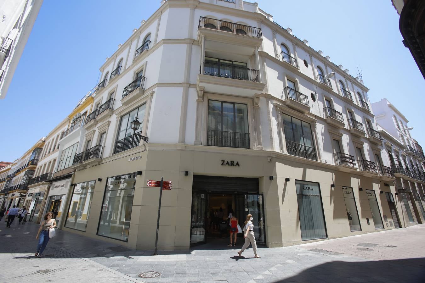 Los comercios de más de 400 metros abren sus puertas en Sevilla