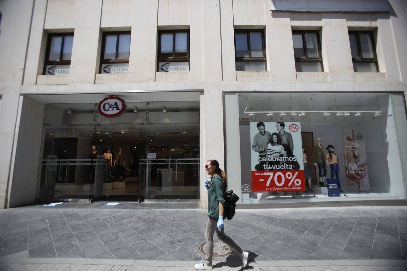 Los comercios de más de 400 metros abren sus puertas en Sevilla