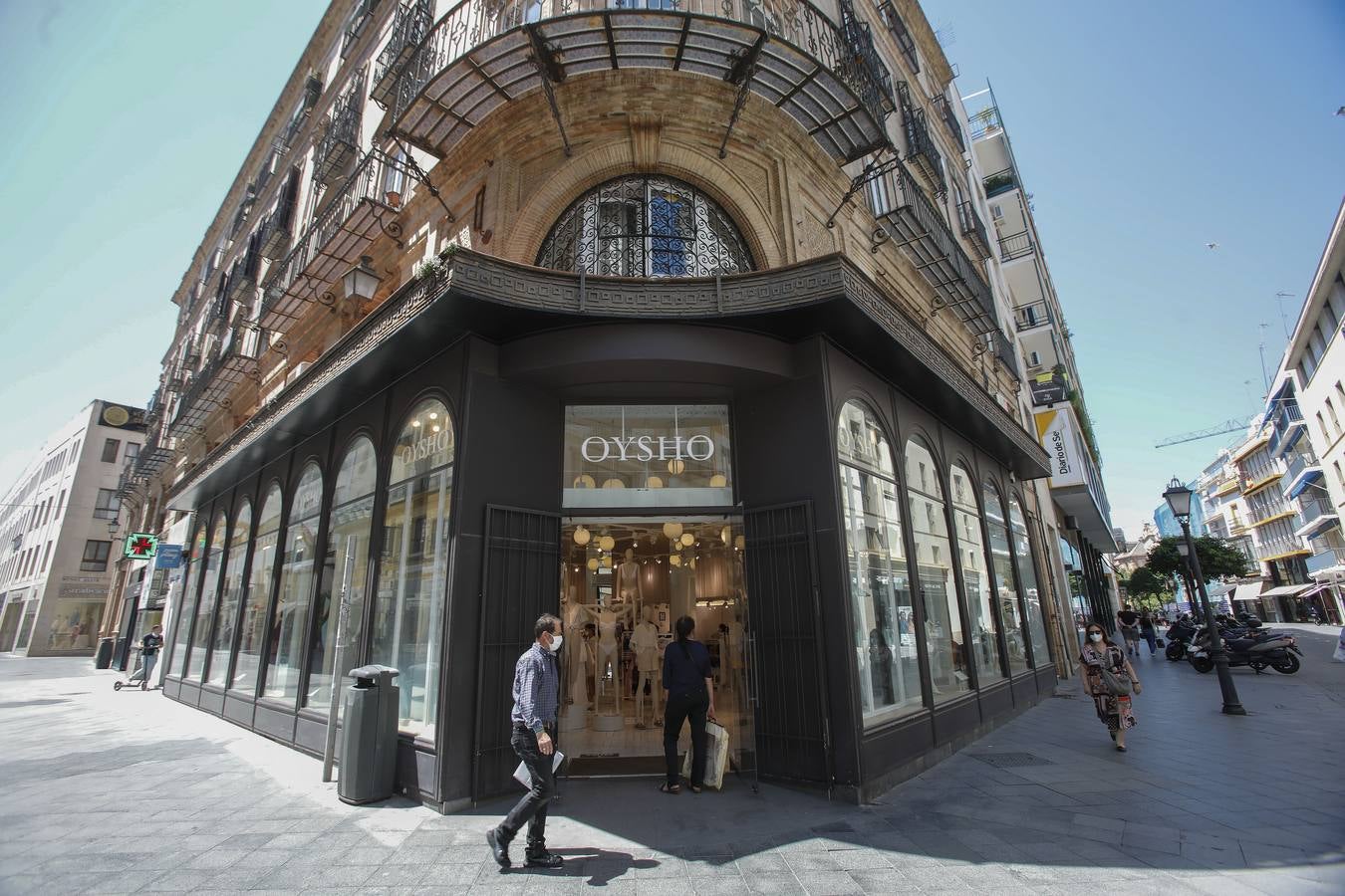 Los comercios de más de 400 metros abren sus puertas en Sevilla