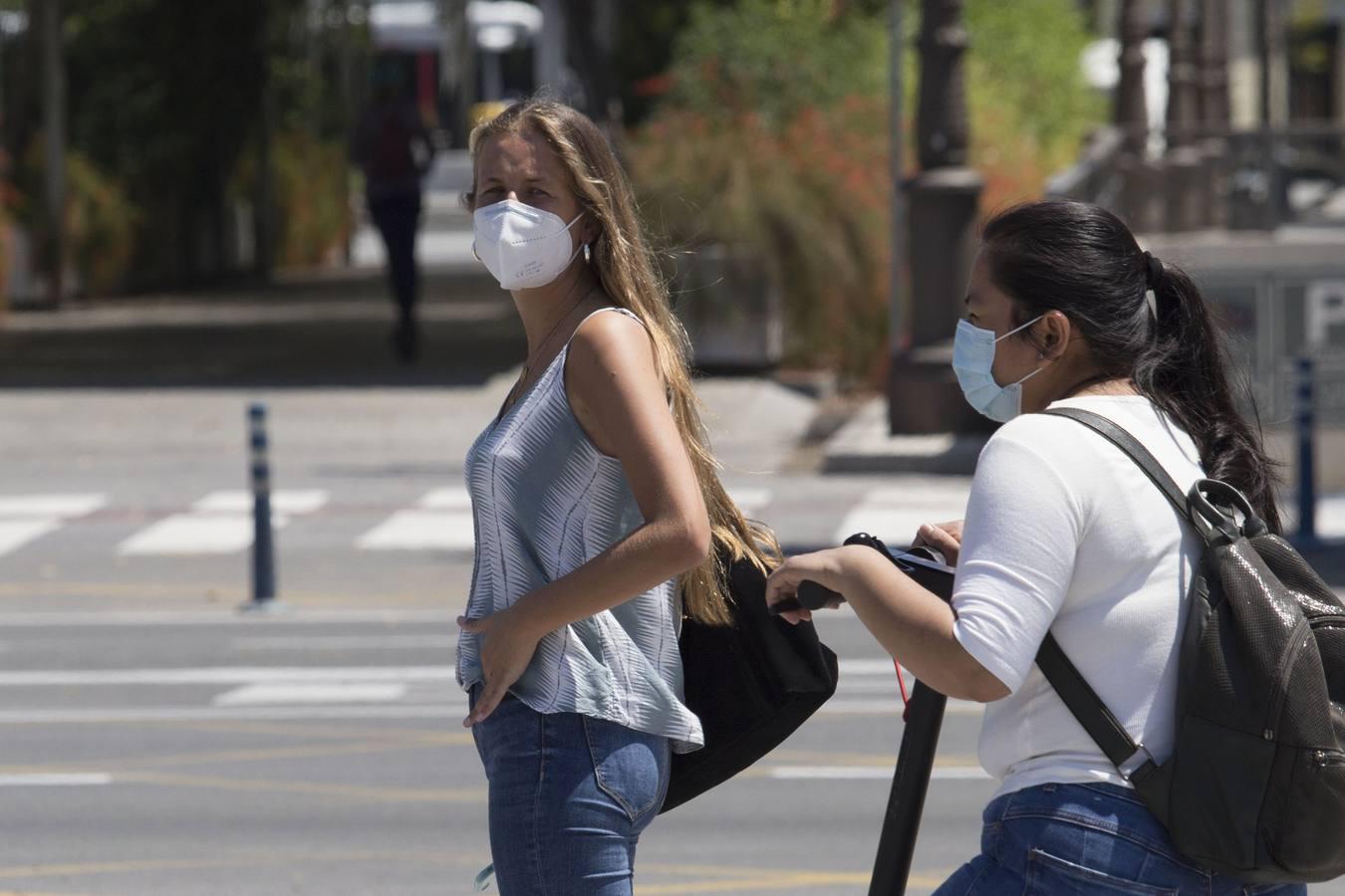 Primer día de uso obligatorio de mascarillas en Sevilla