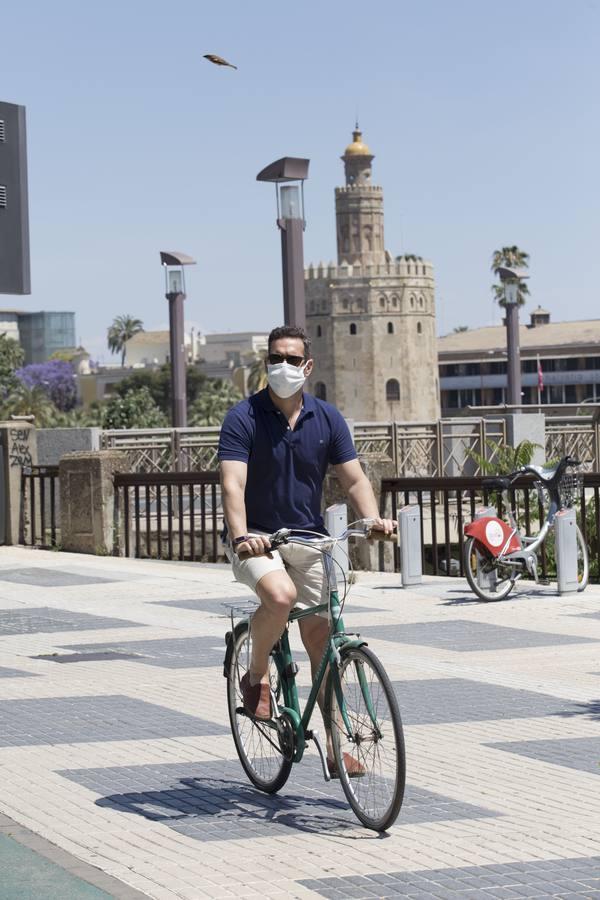 Primer día de uso obligatorio de mascarillas en Sevilla