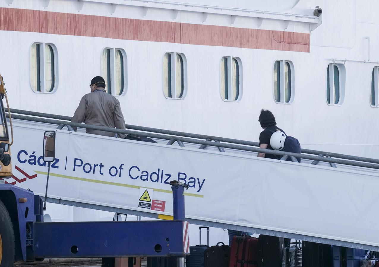 Fotos: Así la sido la marcha de la tripulación del crucero &#039;Carnival Victory&#039; de Cádiz