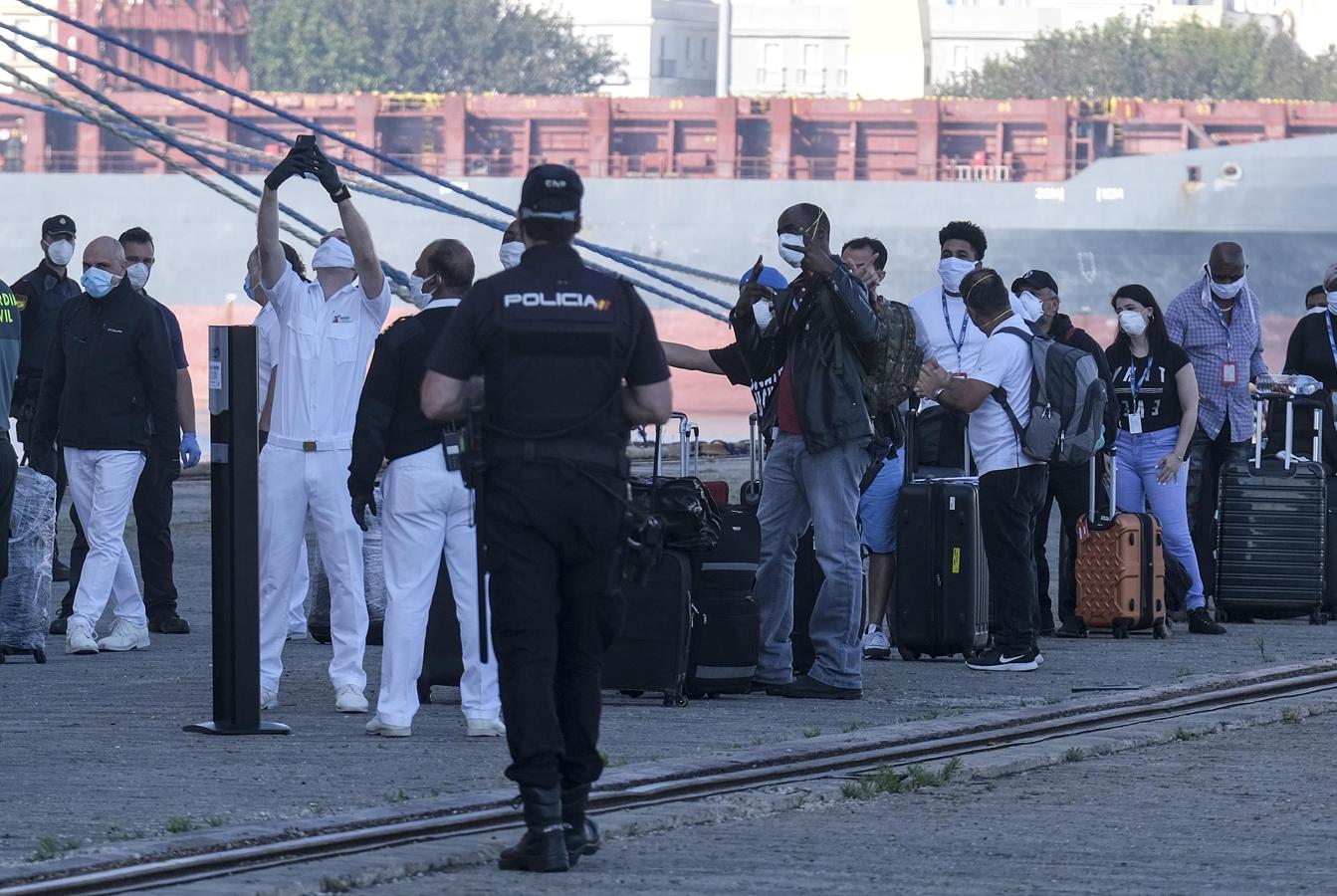 Fotos: Así la sido la marcha de la tripulación del crucero &#039;Carnival Victory&#039; de Cádiz