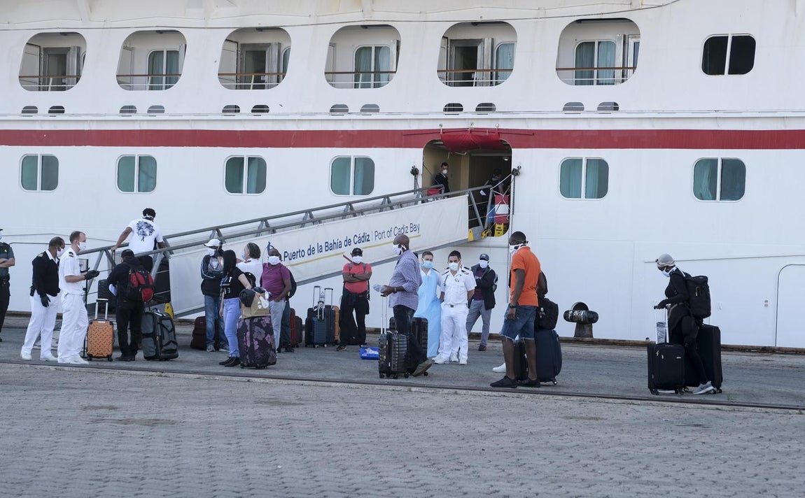 Fotos: Así la sido la marcha de la tripulación del crucero &#039;Carnival Victory&#039; de Cádiz