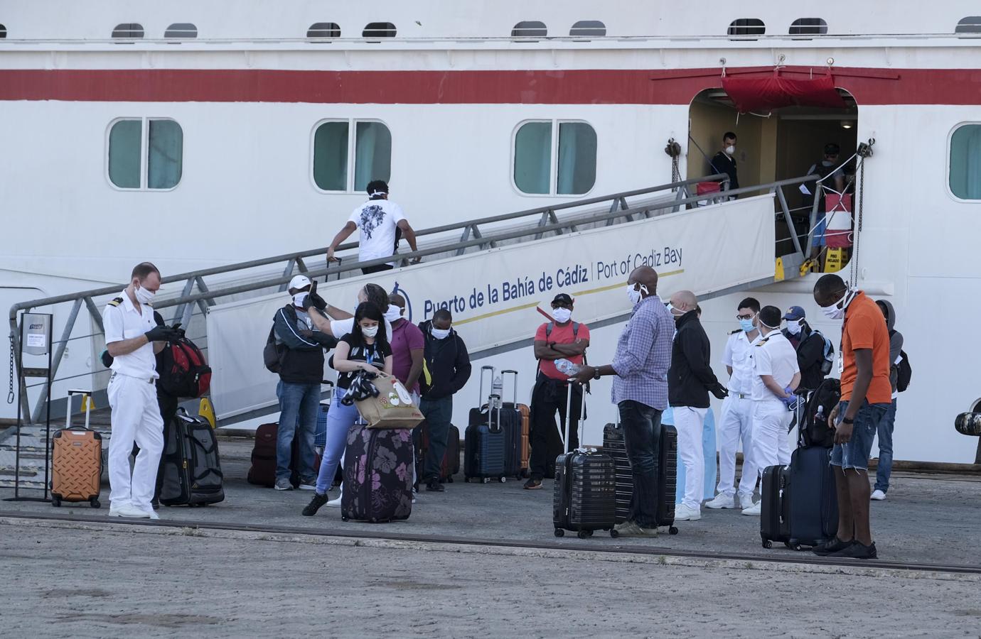 Fotos: Así la sido la marcha de la tripulación del crucero &#039;Carnival Victory&#039; de Cádiz