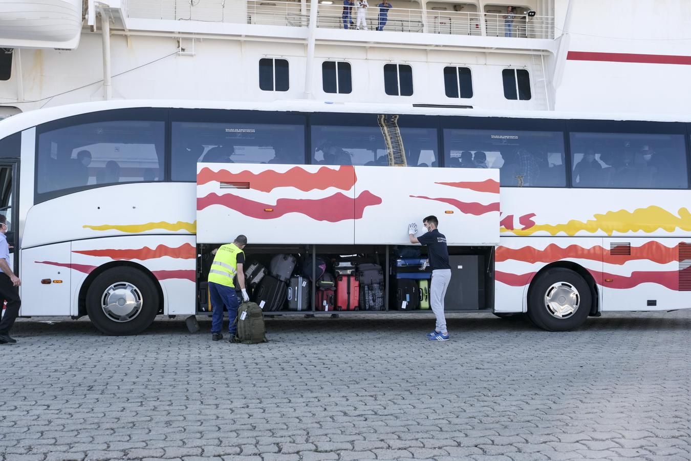 Fotos: Así la sido la marcha de la tripulación del crucero &#039;Carnival Victory&#039; de Cádiz