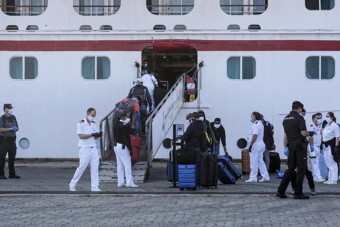 Fotos: Así la sido la marcha de la tripulación del crucero &#039;Carnival Victory&#039; de Cádiz