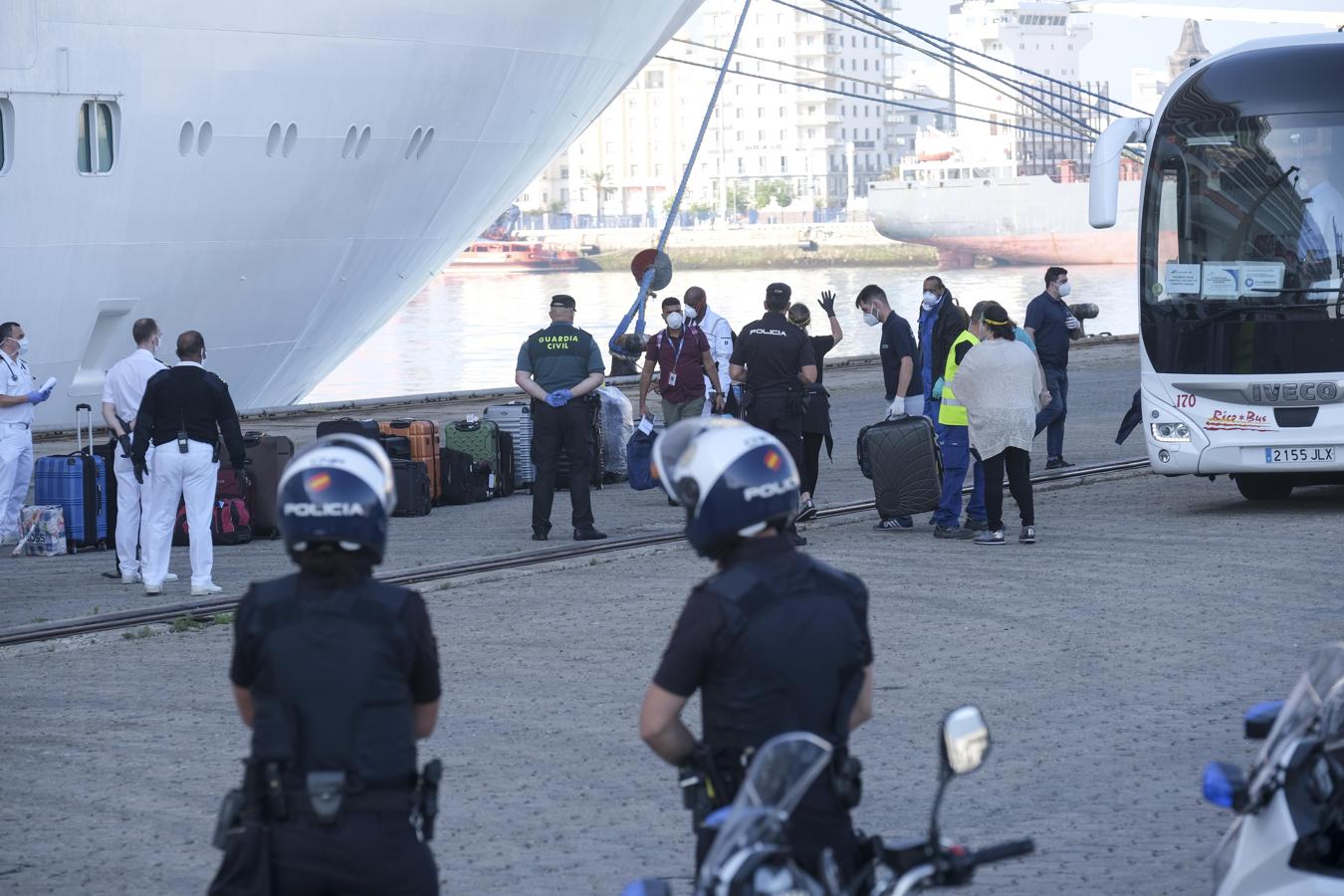 Fotos: Así la sido la marcha de la tripulación del crucero &#039;Carnival Victory&#039; de Cádiz