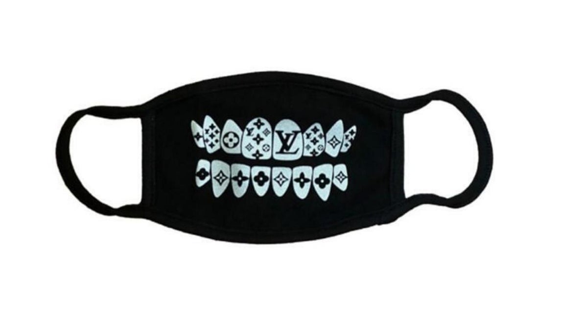 Louis Vuitton. Virgil Abloh no se lo pensó dos veces a la hora de añadir diseños de mascarillas en su última colección, donde destaca este modelo en fieltro negro con un estampado en el que el emblemático Monogram de la firma decora una divertida dentadura. Precio: C.P.V.