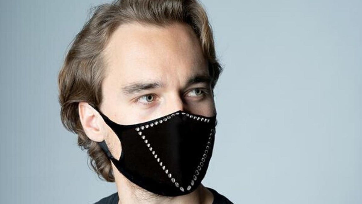 2Shield. Las máscaras 2Shield tienen como objetivo transformar el anonimato de una cubierta facial en una fuerte declaración de autoexpresión y estilo personal. Realizadas en Italia, están hechas de fibra de carbono de alta calidad con incrustaciones de circonitas y tachuelas. Precio: 45€.