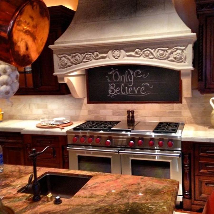 Una cocina de estilo rústico. En esta imagen publicada por Perry se aprecia que la cocina es bastante clásica y que posee detalles en piedra tallada que le confieren un aire rústico de lo más acogedor. No falta tampoco una gran isla de mármol y una divertida pizarra.