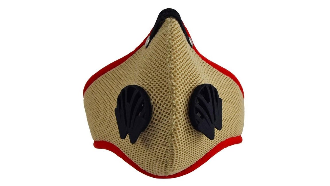 Idawen. La casa ‘made in Spain’ ha creado un modelo enfocado a los deportistas, reutilizable, disponible en 4 tallas y 5 diseños. Para su elaboración se han utilizado dos tipos de tejidos técnicos y elásticos: neopreno ultralight de 2 mm de espesor y rejilla 3D de poliéster y punto elástico, que se ajustan al rostro para evitar fugas. Precio: 39,9 €, incluye un filtro Lyocell® y un filtro F9.