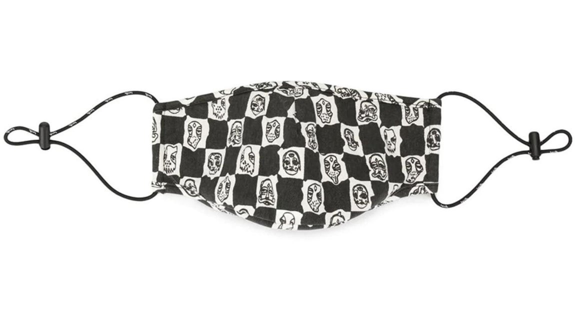 Haculla. Se trata del modelo, Blurry Dad. Realizado en algodón de color negro con estampado de cuadros, tiras ajustables y print bicolor. Precio: 116€.