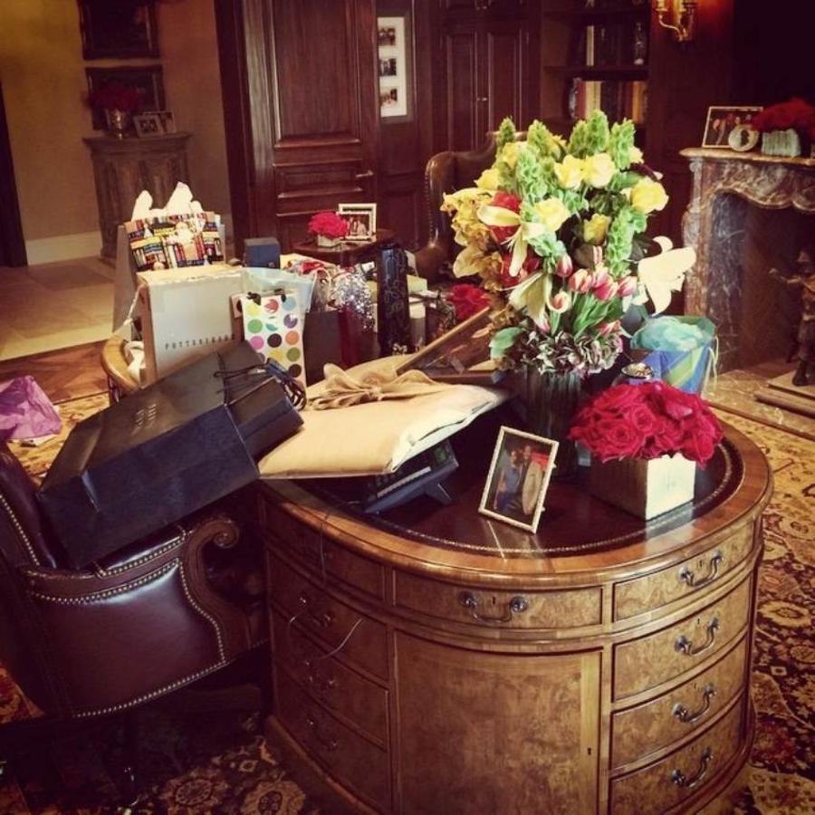 Decoración sobria y elegante. El despacho es una de las zonas claves de la casa en la que los muebles recuerdan incluso a la decoración de su residencia británica. La mesa de madera a juego con la chimenea con remates en mármol es la clara protagonista, una zona que tanto Harry como Meghan seguro que aprovecharán al máximo.