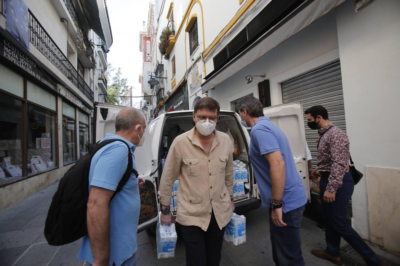 La entrega de alimentos de Centro Córdoba a Cáritas, en imágenes