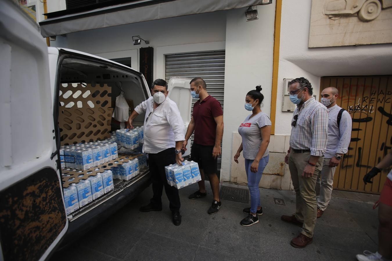 La entrega de alimentos de Centro Córdoba a Cáritas, en imágenes