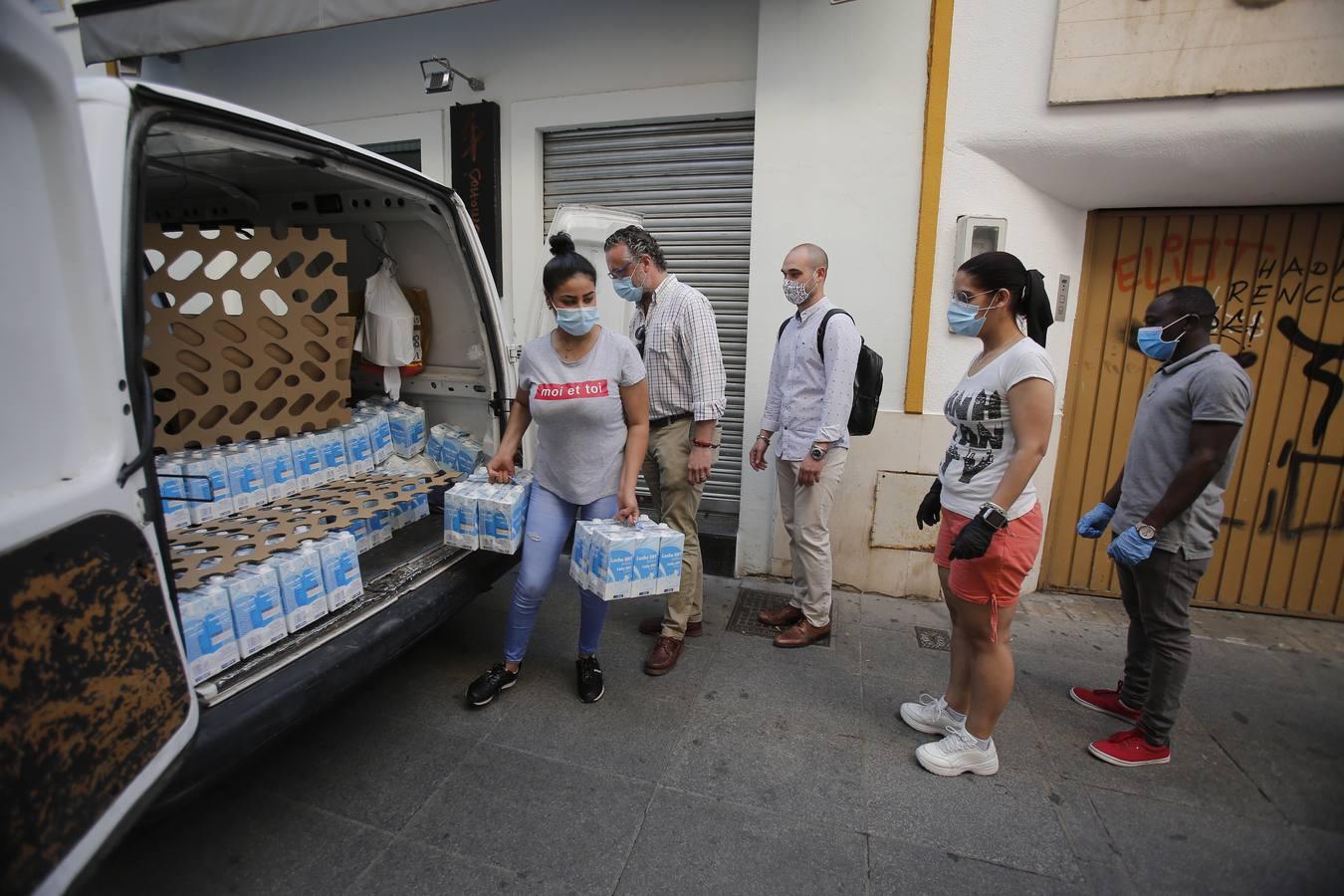 La entrega de alimentos de Centro Córdoba a Cáritas, en imágenes