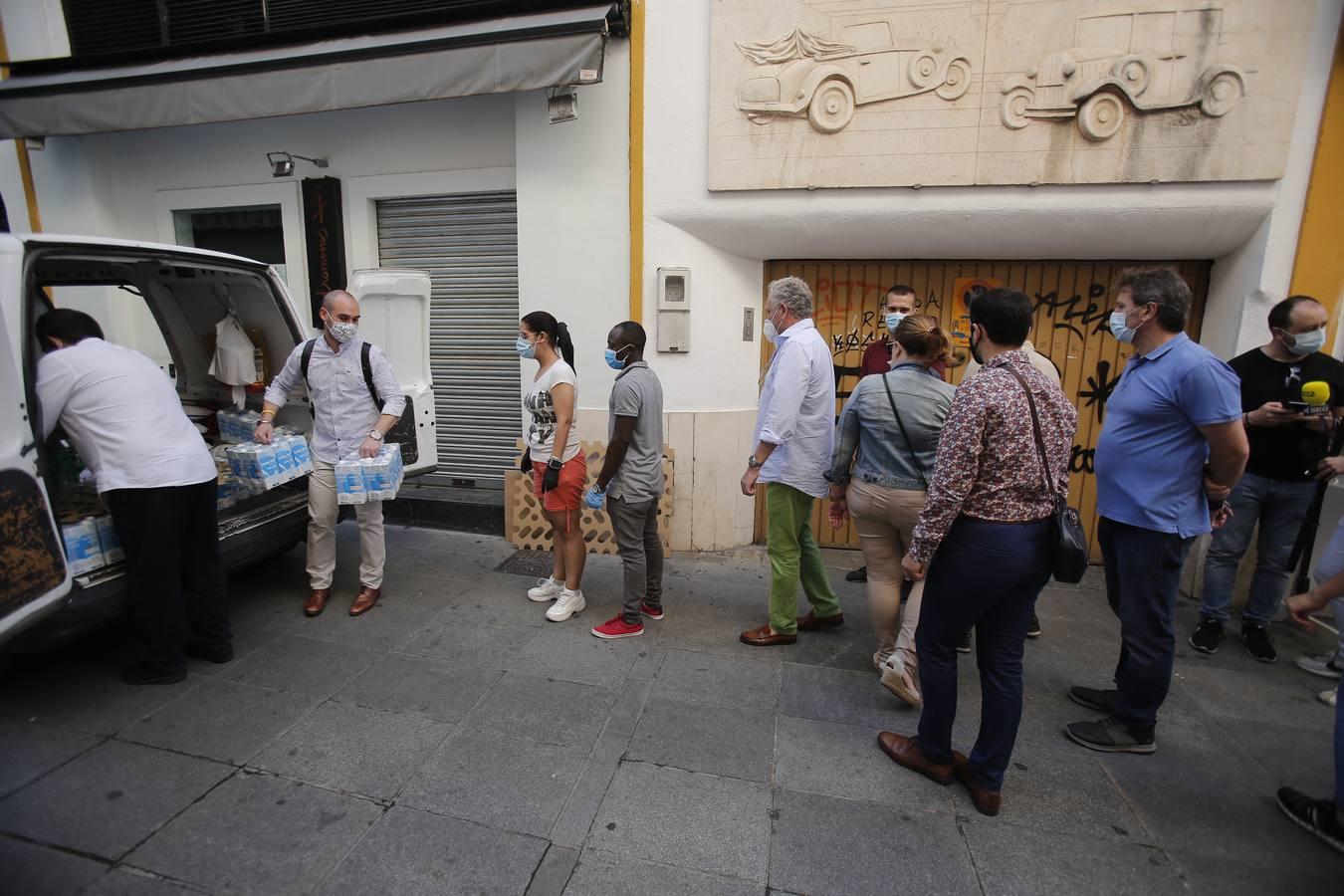 La entrega de alimentos de Centro Córdoba a Cáritas, en imágenes