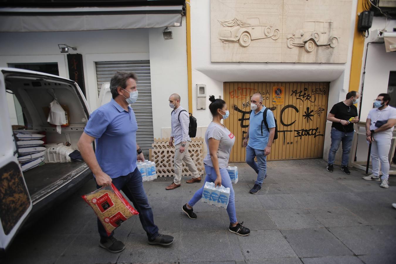 La entrega de alimentos de Centro Córdoba a Cáritas, en imágenes