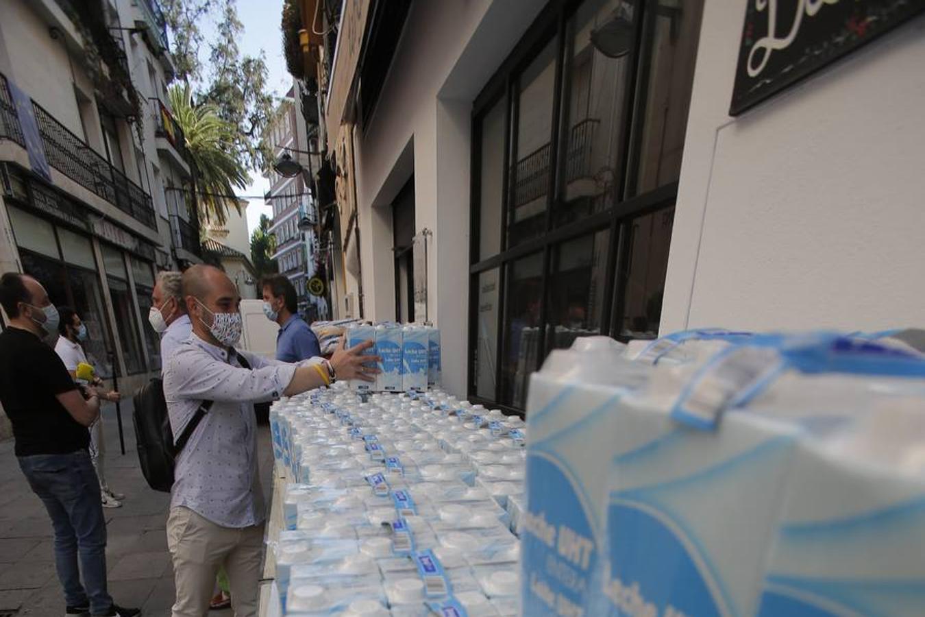 La entrega de alimentos de Centro Córdoba a Cáritas, en imágenes