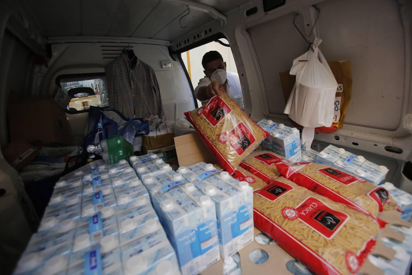 La entrega de alimentos de Centro Córdoba a Cáritas, en imágenes