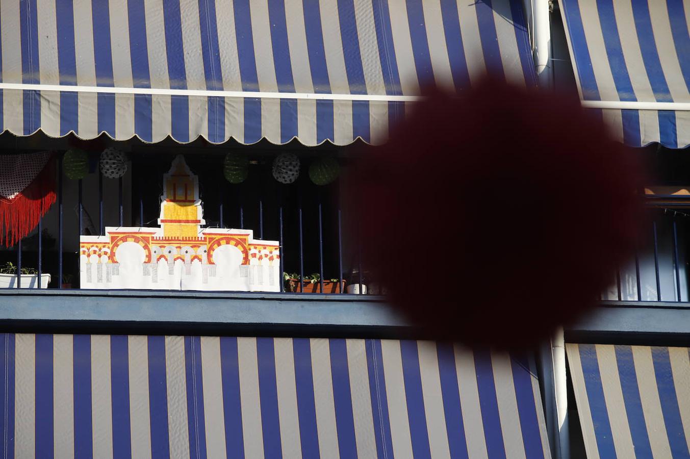 En imágenes, la Feria de Córdoba se vive en los balcones