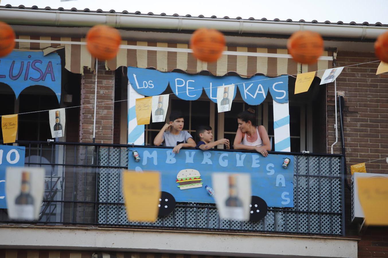 En imágenes, la Feria de Córdoba se vive en los balcones