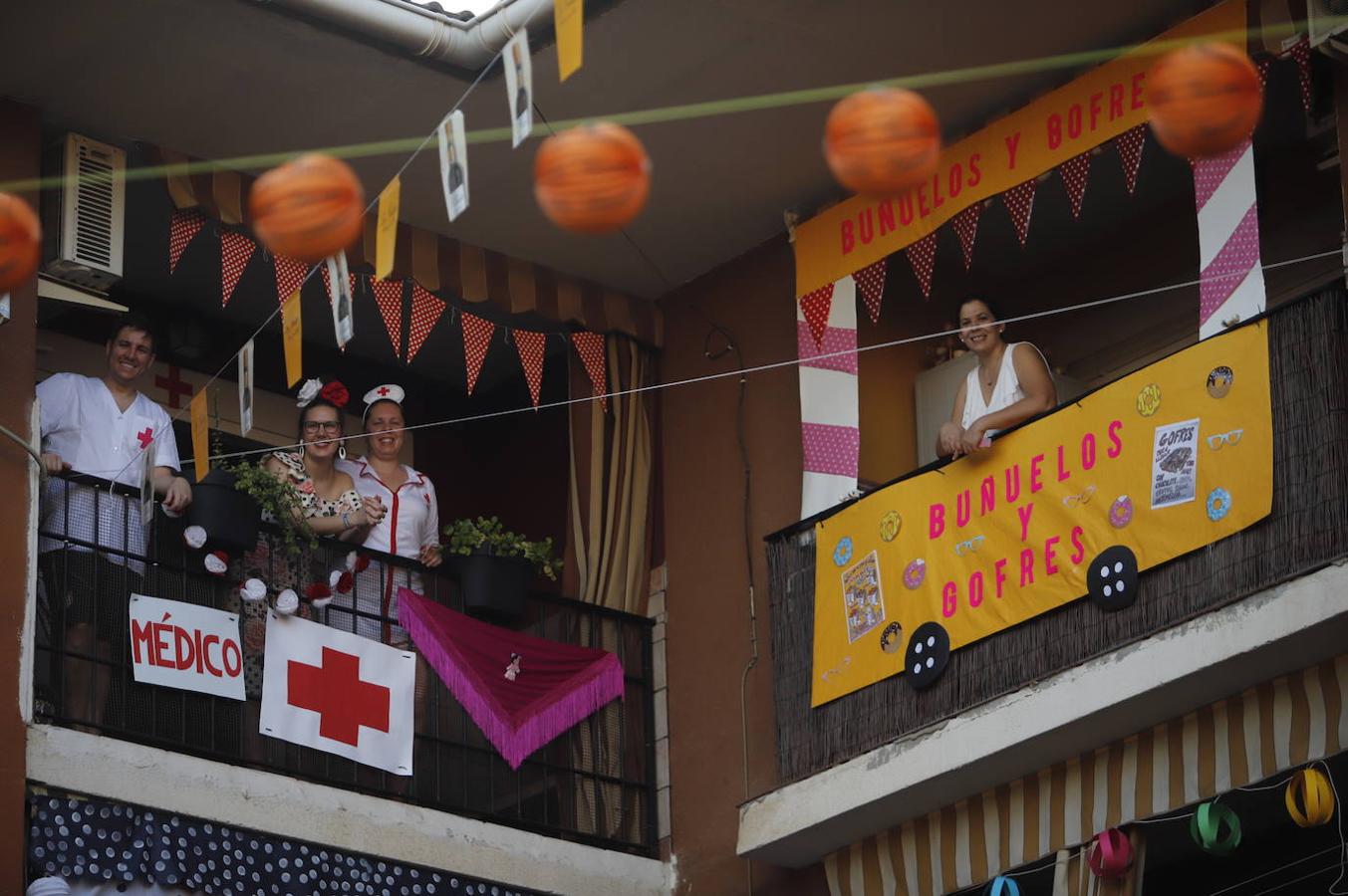 En imágenes, la Feria de Córdoba se vive en los balcones