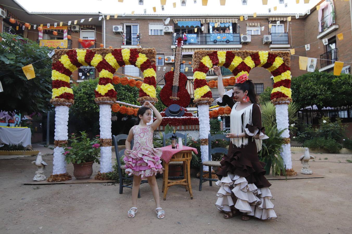 En imágenes, la Feria de Córdoba se vive en los balcones