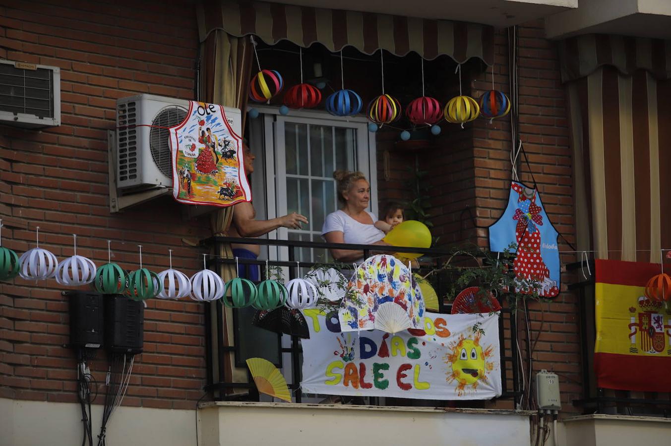 En imágenes, la Feria de Córdoba se vive en los balcones