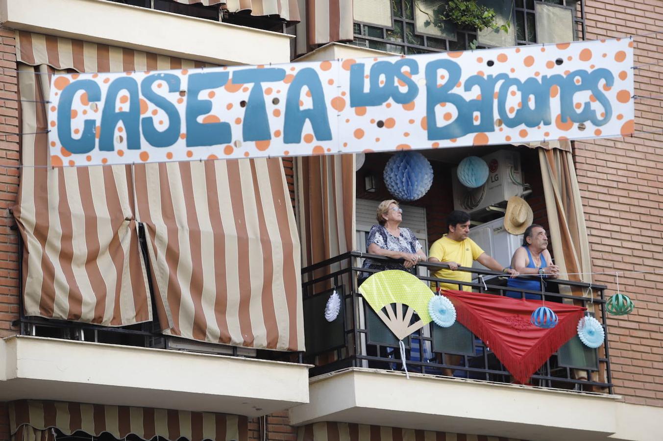 En imágenes, la Feria de Córdoba se vive en los balcones