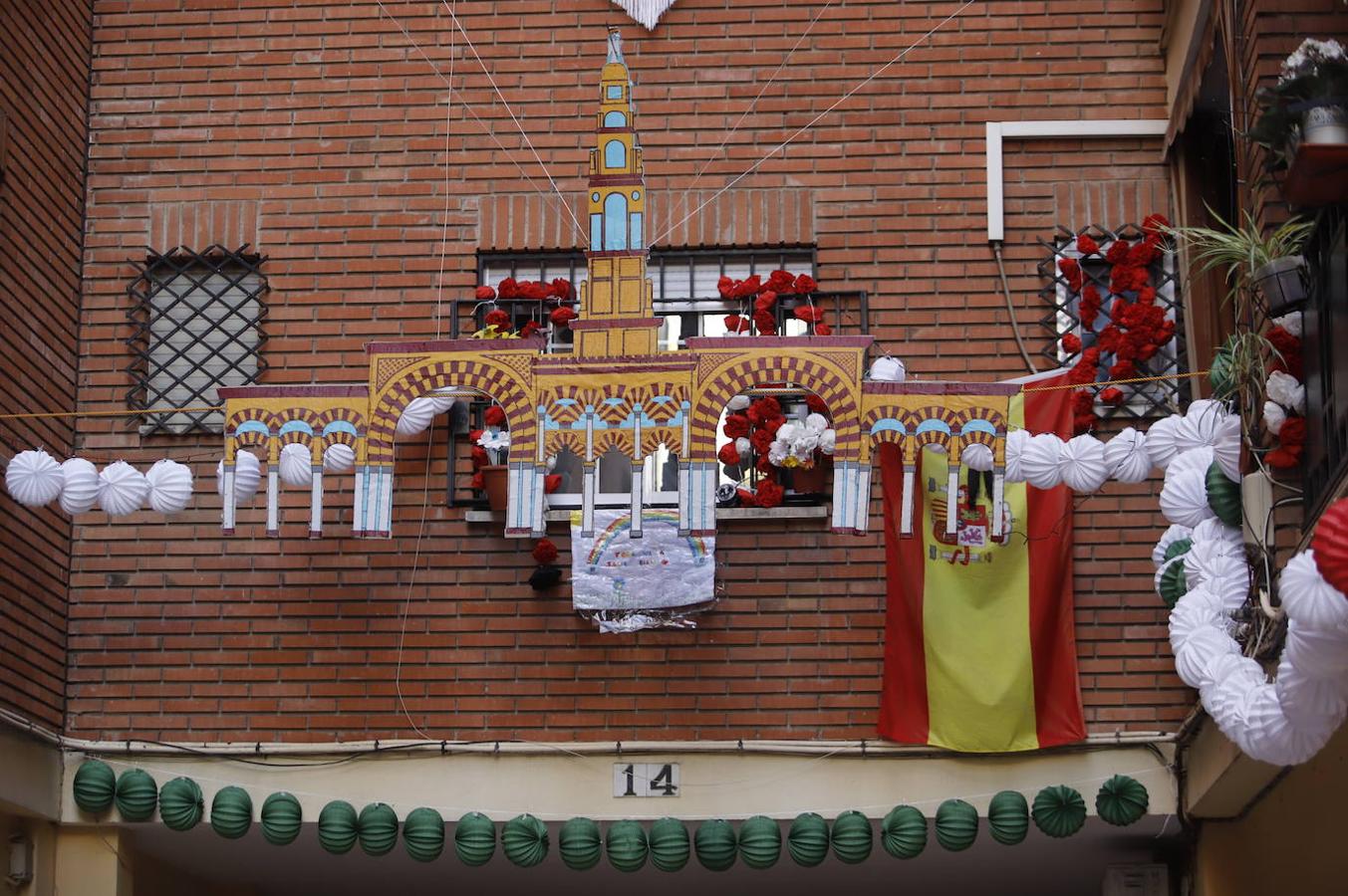 En imágenes, la Feria de Córdoba se vive en los balcones