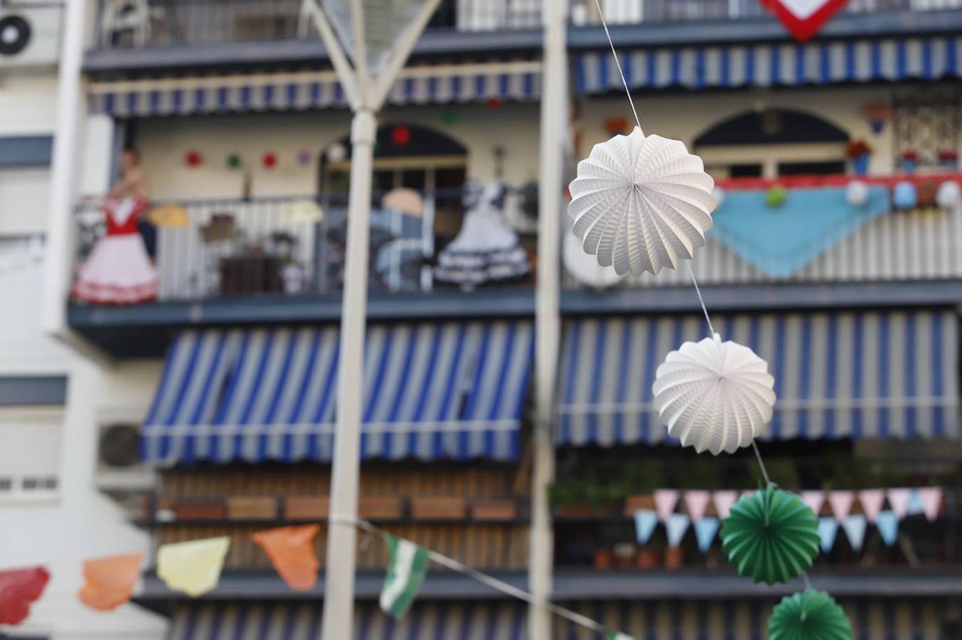 En imágenes, la Feria de Córdoba se vive en los balcones