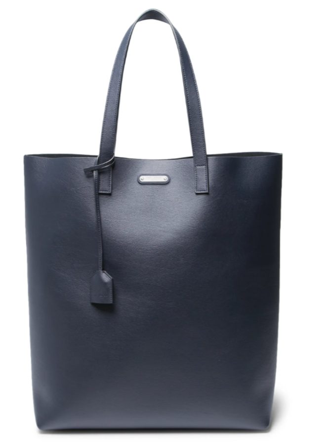 Bolso de Saint Laurent. Saint Laurent tiene la opción perfecta para quienes necesitan algo más formal que una mochila pero más desenfadado que un maletín (Precio: 795 euros).