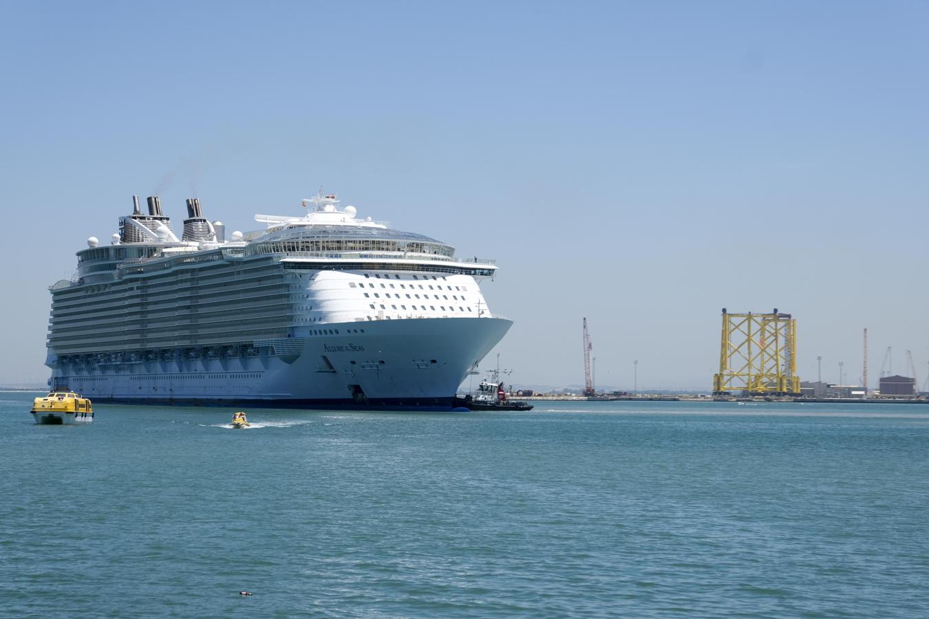 FOTOS: Así ha sido la entrada del &#039;Allure of the seas&#039; en Cádiz