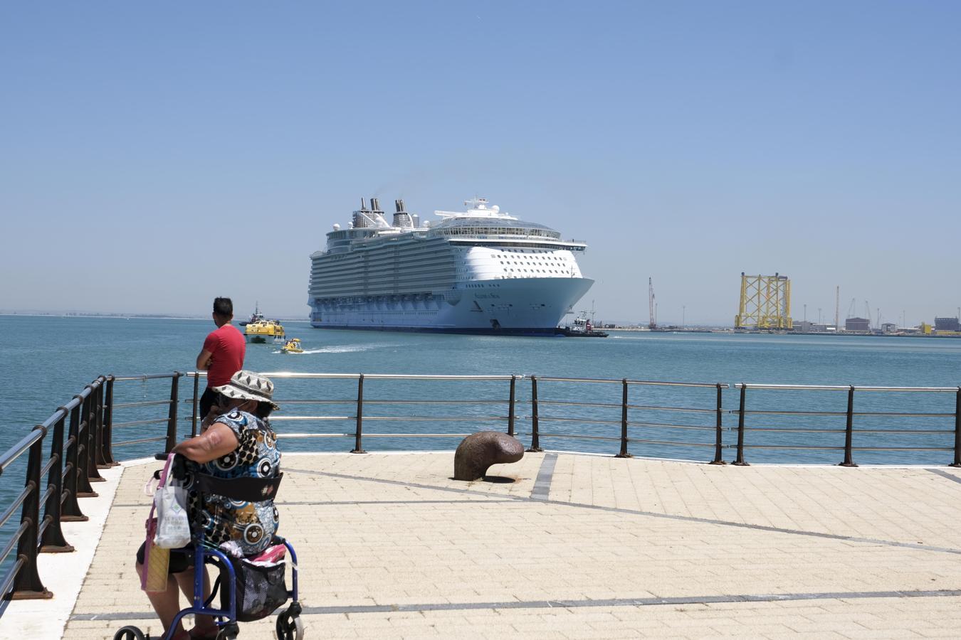 FOTOS: Así ha sido la entrada del &#039;Allure of the seas&#039; en Cádiz