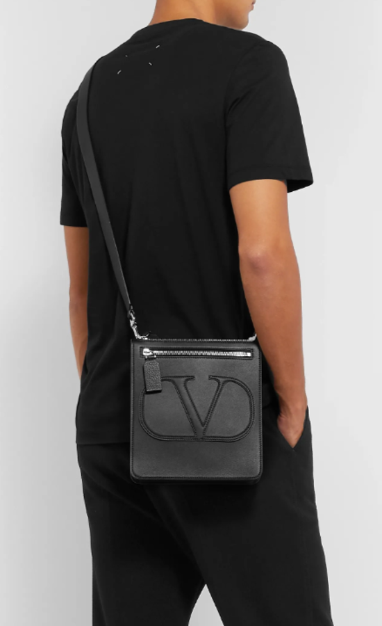 Bolso de Valentino. De estilo bandolera, el bolso color negro de Valentino que podrás llevar 24/7 (Precio: 760 euros).