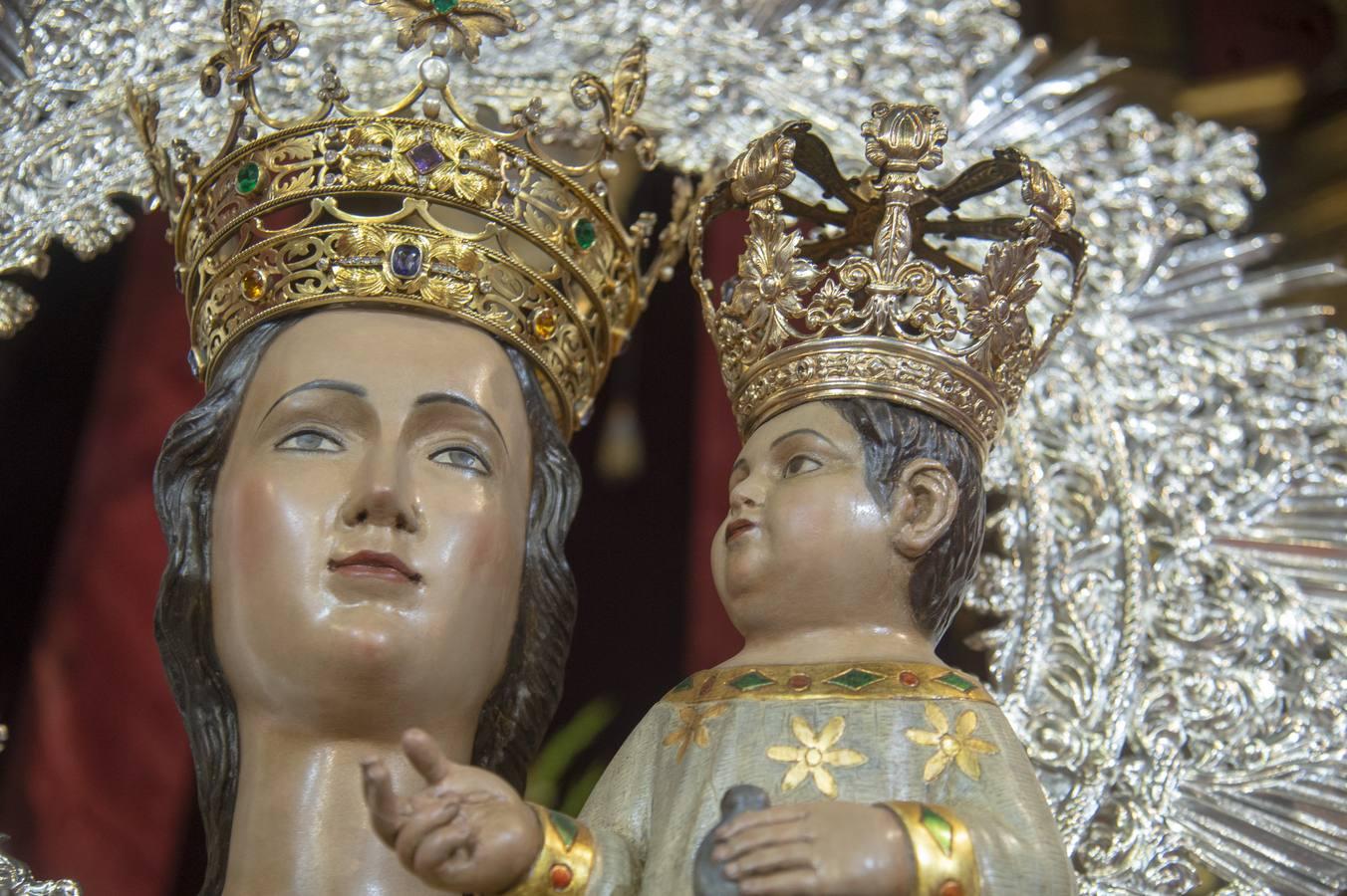 Altar del aniversario de la coronación de la Virgen de la Hiniesta