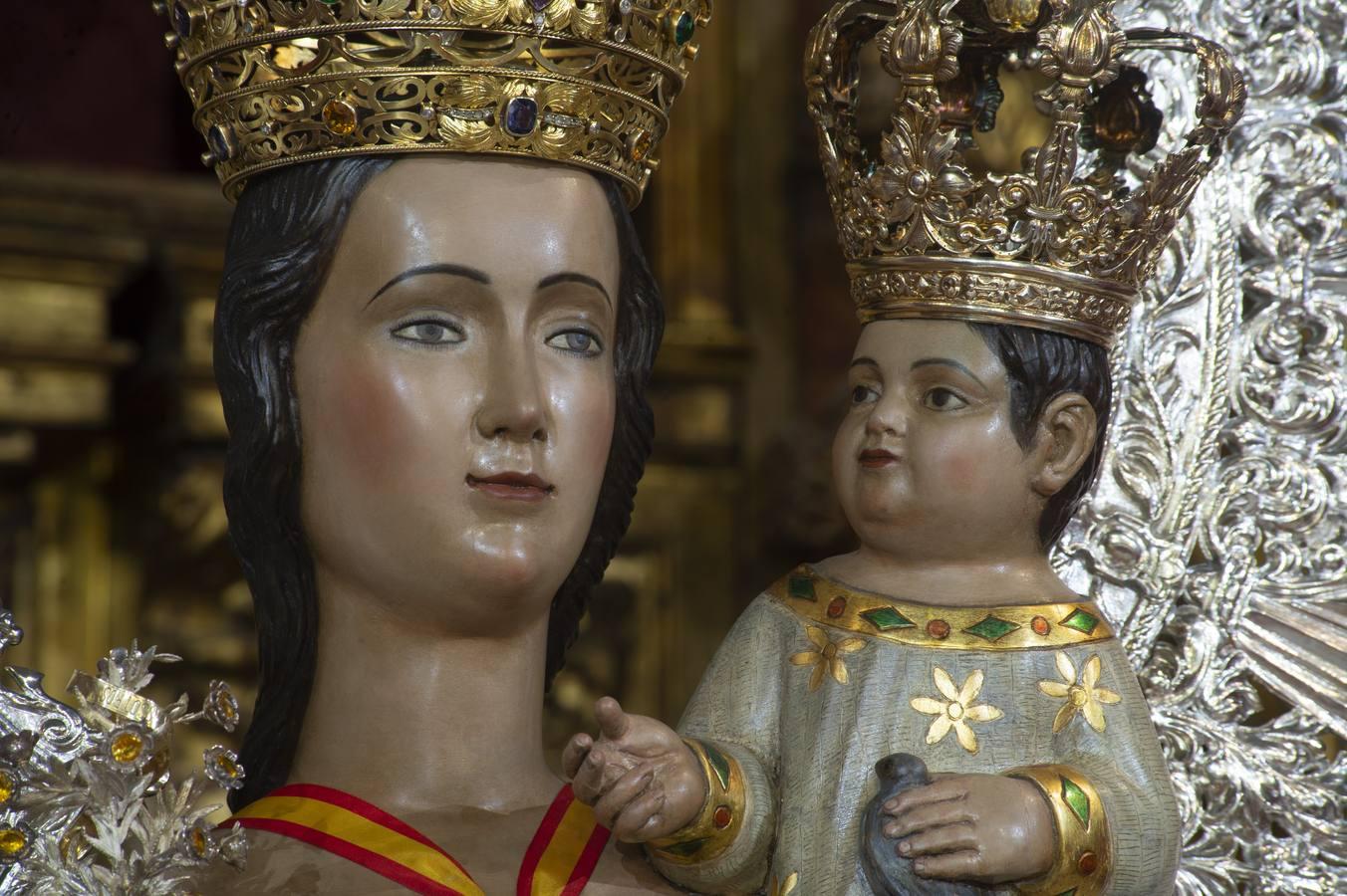 Altar del aniversario de la coronación de la Virgen de la Hiniesta