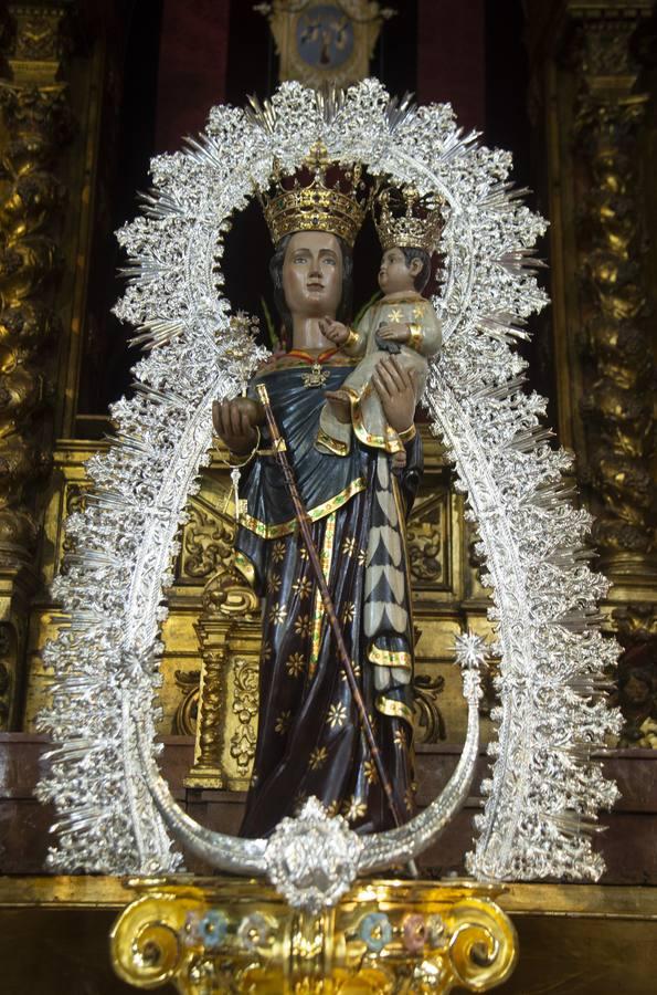 Altar del aniversario de la coronación de la Virgen de la Hiniesta