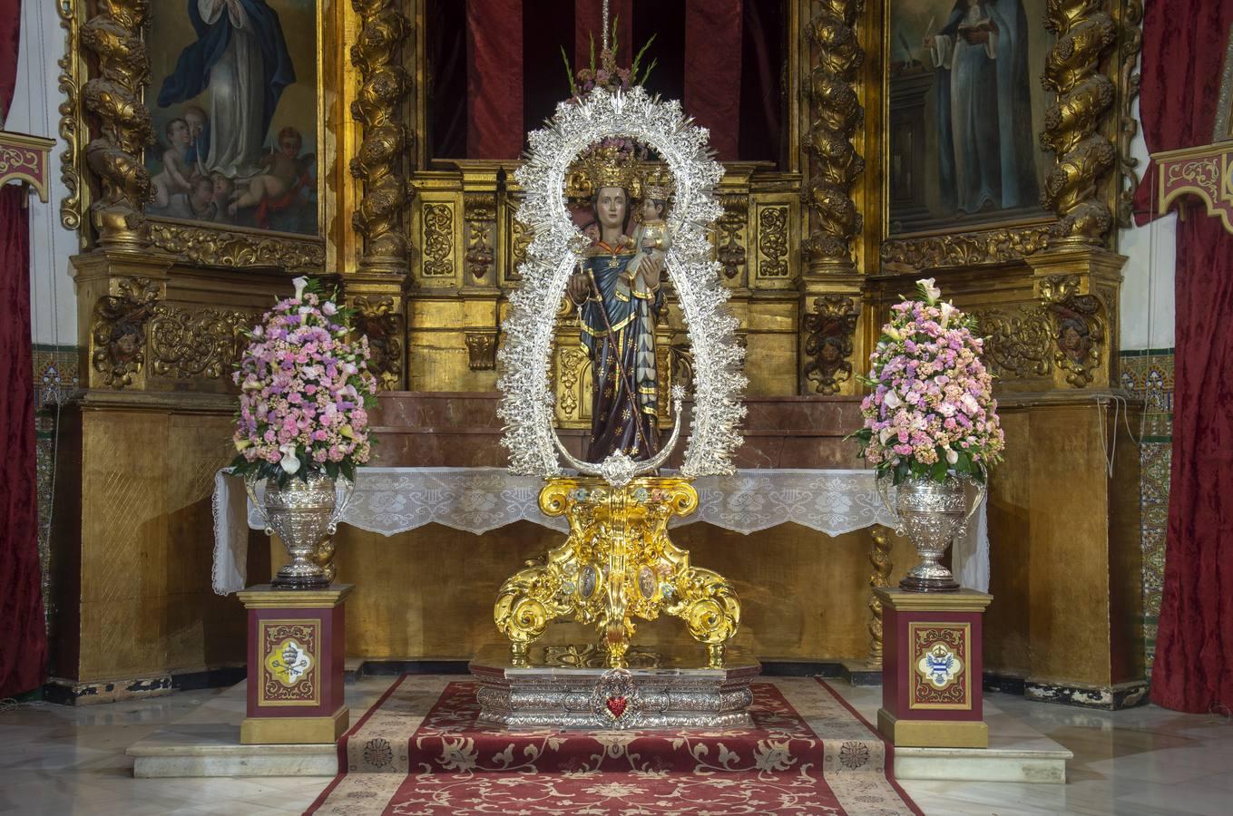 Altar del aniversario de la coronación de la Virgen de la Hiniesta